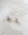 Kolczyki sztyfty globusy SMALL WORLD STUDS ze srebra 925 na jasnym kamiennym tle