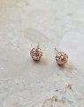 Kolczyki sztyfty globusy SMALL WORLD STUDS ze srebra 925 pokrytego 18K różowym złotem na jasnym kamiennym tle