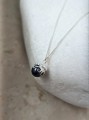 Srebrny naszyjnik ośmiornica z czarną perłą Swarovski na białym kamieniu