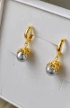 Pozłacane kolczyki ośmiornice ze srebrną perłą Swarovski.png