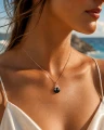 Naszyjnik ośmiornica z czarną perłą Swarovski w różowym złocie na modelce.png