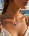 Srebrny naszyjnik ośmiornica z czarną perłą Swarovski na modelce.png