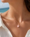 Naszyjnik ośmiornica z różową perłą Swarovski w różowym złocie na modelce.png