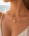 Pozłacany naszyjnik ośmiornica z różową perłą Swarovski na modelce.png