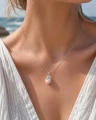 Srebrny naszyjnik ośmiornica z różową perłą Swarovski na modelce.png