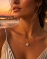 Pozłacany naszyjnik ośmiornica ze srebrną perłą Swarovski na modelce.png