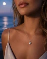 Srebrny naszyjnik ośmiornica ze srebrną perłą Swarovski na modelce.png