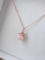 Naszyjnik ośmiornica z błękitną perłą Swarovski w różowym złocie w pudełku ISSI.png