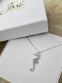 Naszyjnik z konikiem morskim ze srebra 925 w białym pudełeczku ISSI Jewelry.png