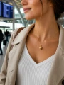Naszyjnik SMALL WORLD kula ziemska pozłacany 24K złotem na modelce w podróży.png