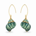 Kolczyki TURQUOISE SEASHELLS z naturalnych muszli i srebra złoconego 24K na białym tle.png