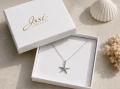 Srebrny naszyjnik STARFISH z rozgwiazdą w białym pudełeczku ISSI Jewelry.png