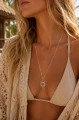 Długi srebrny naszyjnik SŁOŃCE na blondynce w bikini i plażowym kimonie – styl boho luxury.png