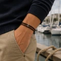 Brązowa bransoletka męska SIMPLE ANCHOR na nadgarstku – skórzana biżuteria żeglarska.png