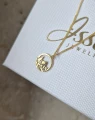 Złoty naszyjnik GÓRY w opakowaniu Issi Jewelry – biżuteria z motywem gór, prezent dla miłośniczki podróży.jpg