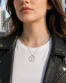 Naszyjnik KIEROWNICA srebrny na modelce – miejska stylizacja z białym T-shirtem i skórzaną kurtką.png