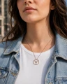 Naszyjnik KIEROWNICA w różowym złocie na modelce – miejska stylizacja z białym T-shirtem i jeansową kurtką.png