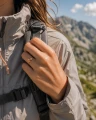 Pierścionek GÓRY w różowym złocie na dłoni w górach – biżuteria dla miłośniczki trekkingu.png