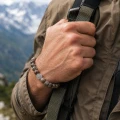 Bransoletka męska KOMPAS z jasnego matowego agatu tybetańskiego i srebra 925 na nadgarstku – styl trekkingowy.png