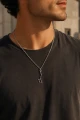 naszyjnik męski Wielka Niedźwiedzica srebro 925 na szyi – czarny T-shirt.png
