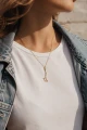 naszyjnik Wielka Niedźwiedzica złocony 24K na kobiecej szyi – stylizacja z denimem.png