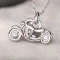 Detal zawieszki motocykl CHOPPER naszyjnik męski ze srebra 925.png