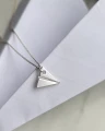 Srebrny naszyjnik PAPER PLANE z geometryczną zawieszką papierowy samolot – detal.png