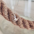 Mały srebrny naszyjnik PAPER SHIP łódka origami w aranżacji travel.jpg