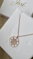 Naszyjnik Róża Wiatrów w różowym złocie w pudełku Issi Jewelry.jpg