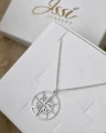 Srebrny naszyjnik Róża Wiatrów w pudełku prezentowym Issi Jewelry.png