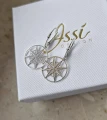Srebrne kolczyki Róża Wiatrów na pudełku Issi Jewelry – biżuteria z kompasem.jpg