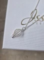 Srebrny naszyjnik BALON na pudełku Issi Jewelry – delikatna biżuteria podróżnicza.jpg