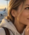 Złote kolczyki SAMOLOTY na modelce – biżuteria podróżnicza na lotnisku.png