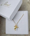 JEDNOROŻEC złoty naszyjnik z zawieszką skrzydlatego jednorożca w pudełku ISSI JEWELRY.png