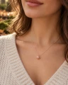 JEŻ naszyjnik w różowym złocie 18K na modelce w jesiennej leśnej scenerii.png