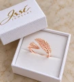 PIERŚCIONEK LISTKI w różowym złocie 18K z motywem liści w pudełku ISSI JEWELRY.png