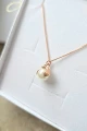NIETOPERZ Z BIAŁĄ PERŁĄ naszyjnik w różowym złocie 18K z białą perłą.jpg