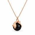 NIETOPERZ Z CZARNĄ PERŁĄ naszyjnik w różowym złocie 18K z czarną perłą Swarovski na białym tle.png