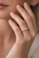 ROSA pierścionek w różowym złocie 18K z fakturą kropli rosy na dłoni modelki.png