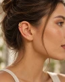WĄŻ nausznica pozłacana 24K z motywem węża na uchu modelki.png