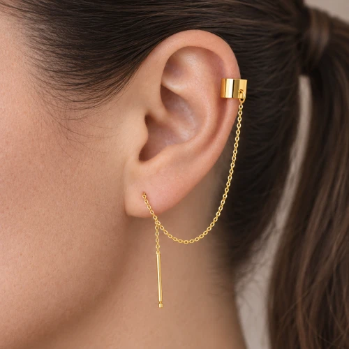 Nausznica z łańcuszkiem pozłacana 24K na uchu modelki – złota biżuteria na ucho.png