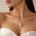 Naszyjnik WĄŻ z białą perłą pozłacany 18K różowym złotem na szyi modelki.png