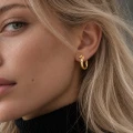 Kolczyki WĘŻE – kółka pozłacane 24K złotem na uchu blondynki – motyw węża.png