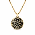 Męski naszyjnik VEGVÍSIR pozłacany 24K złotem – medalion z symbolem Vegvísir i czarną żywicą epoksydową.png